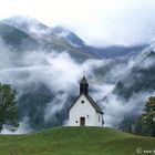 Kapelle in Wolkenfetzen