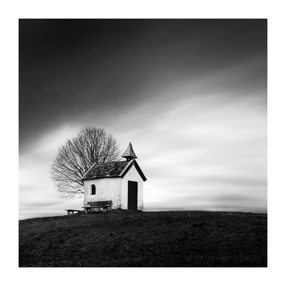 Kapelle mit Baum