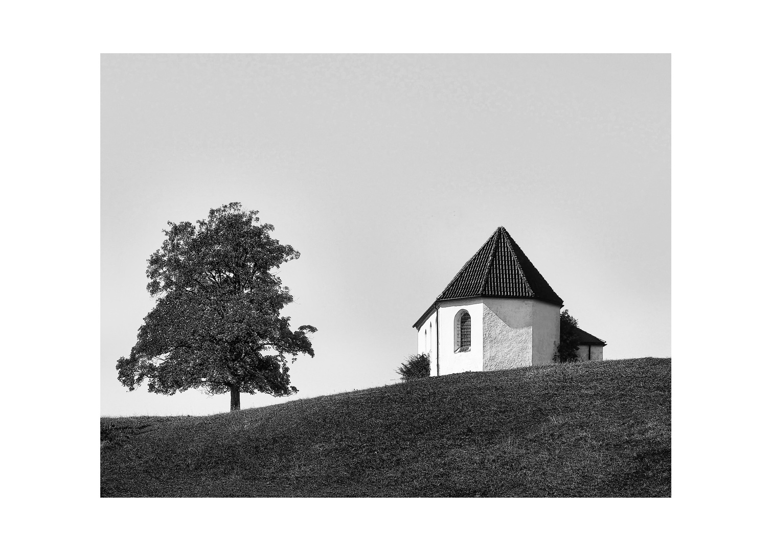 Kapelle mit Baum