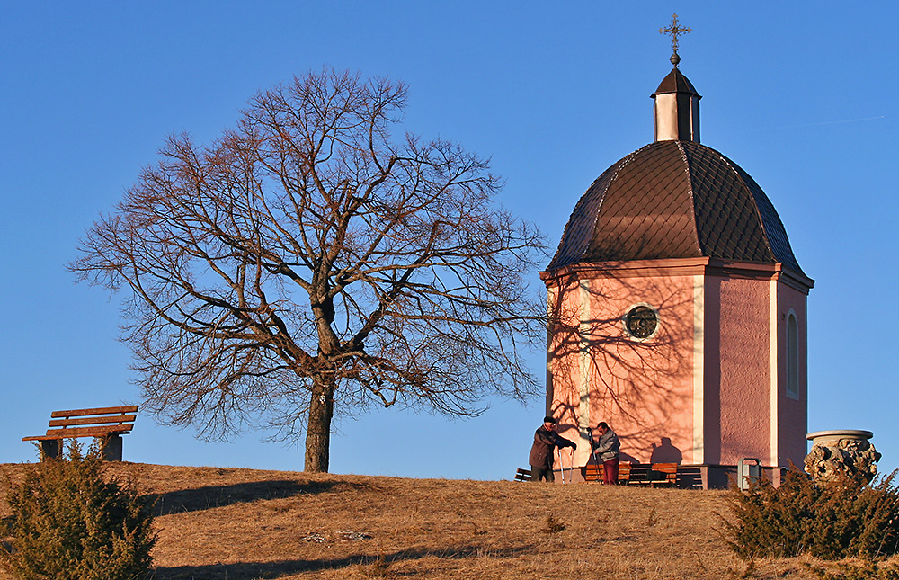 Kapelle mit Bestimmungsstein und Metalltafel von sicher weit über hundert Bergen