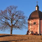 Kapelle mit Bestimmungsstein und Metalltafel von sicher weit über hundert Bergen