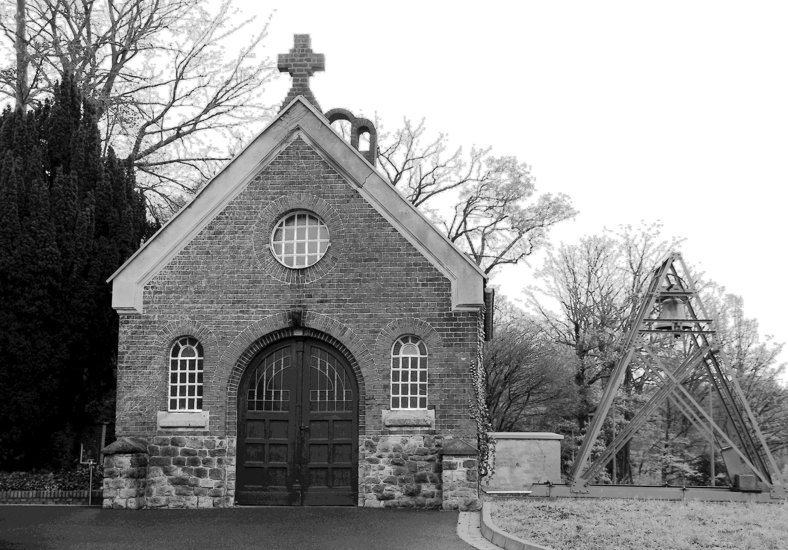 Kapelle mit Glockengestell