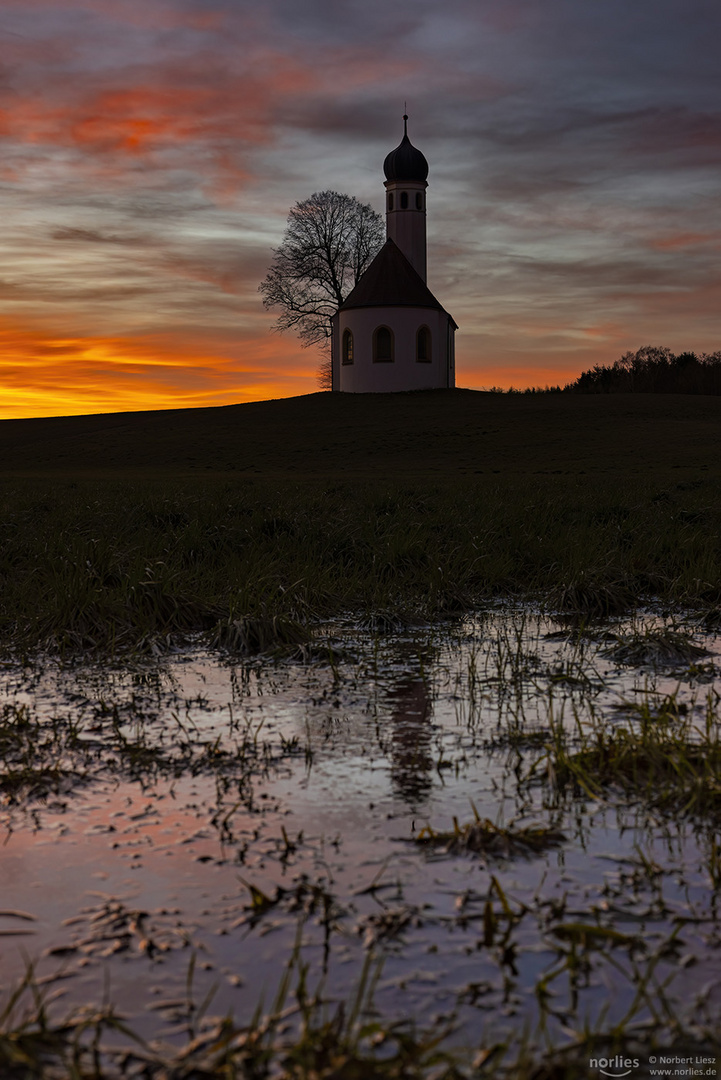 Kapelle mit leichter Spiegelung