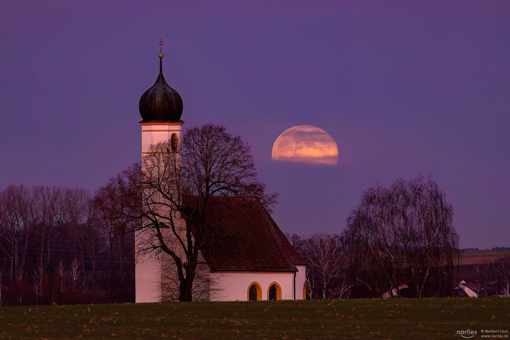 Kapelle mit Mond