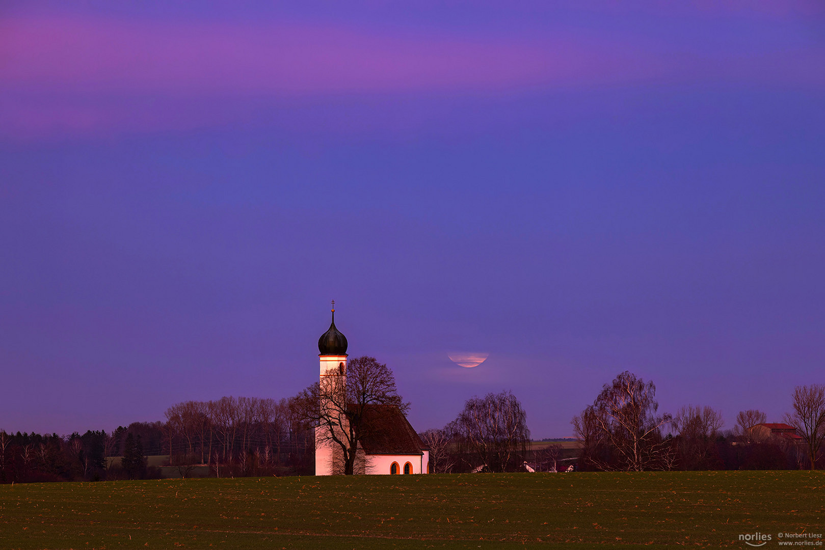 Kapelle mit rosa Wolke