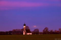 Kapelle mit rosa Wolke