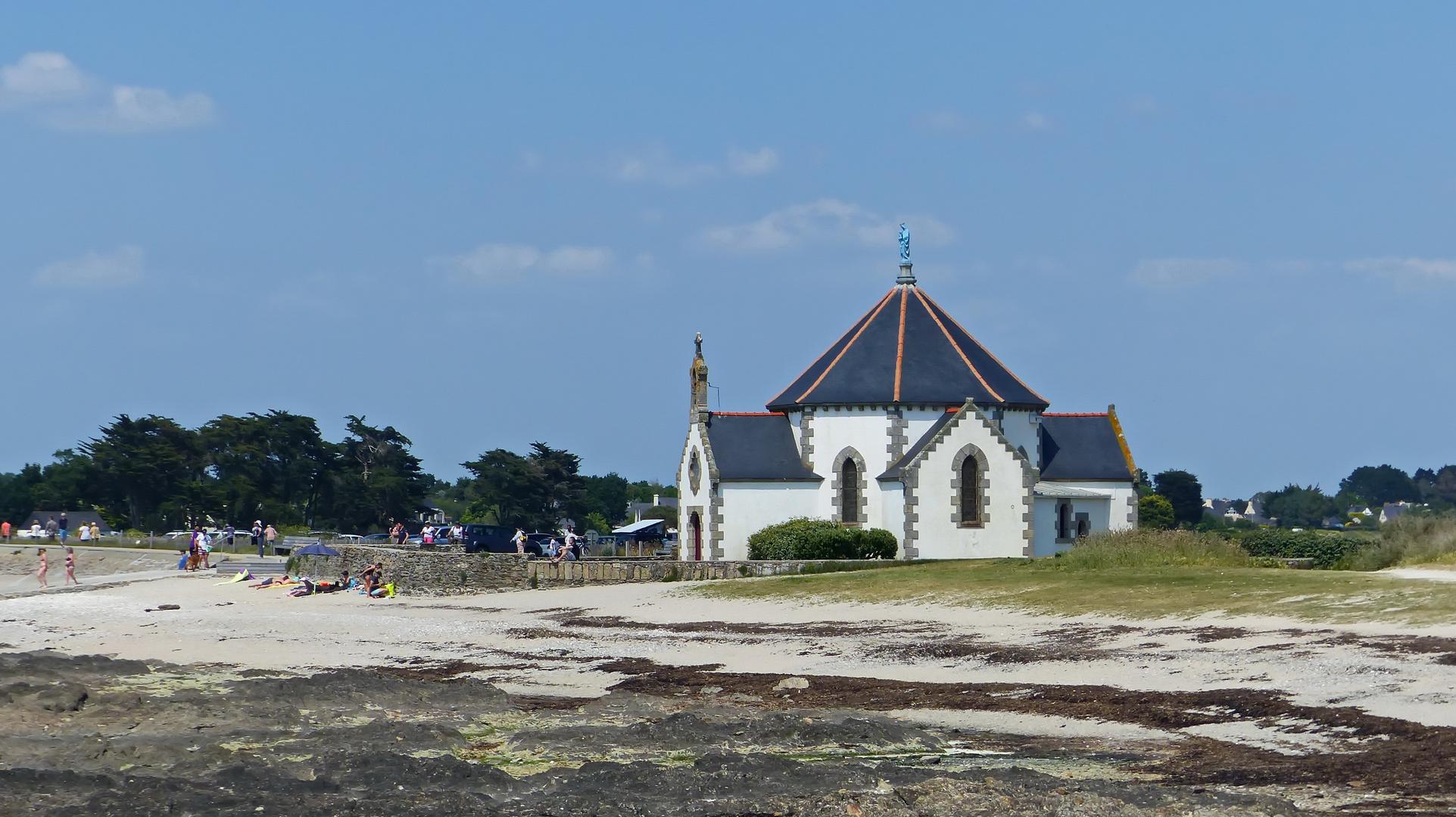 Kapelle mit Sandstrand