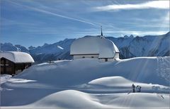 Kapelle mit Schneebogen...