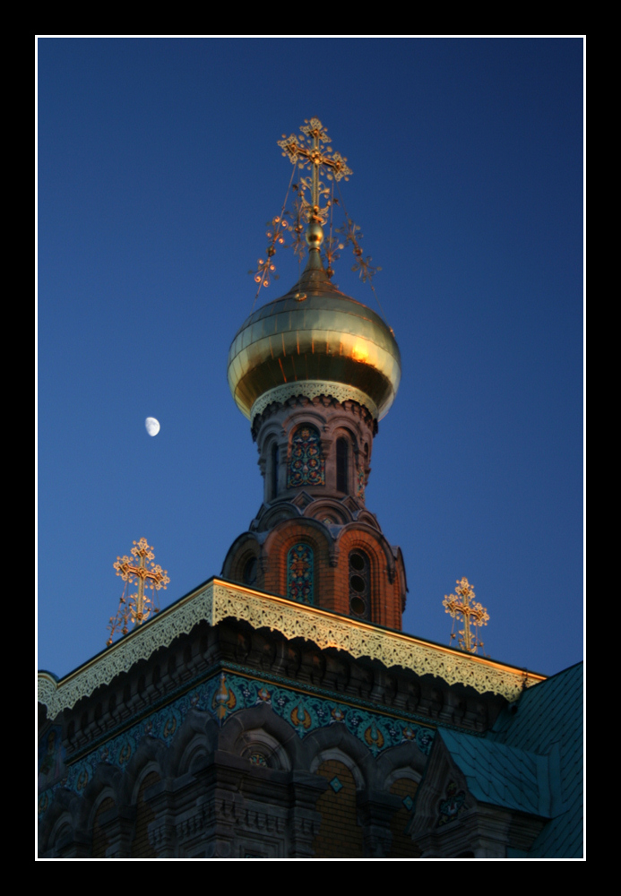 Kapelle mit Sonne und Mond