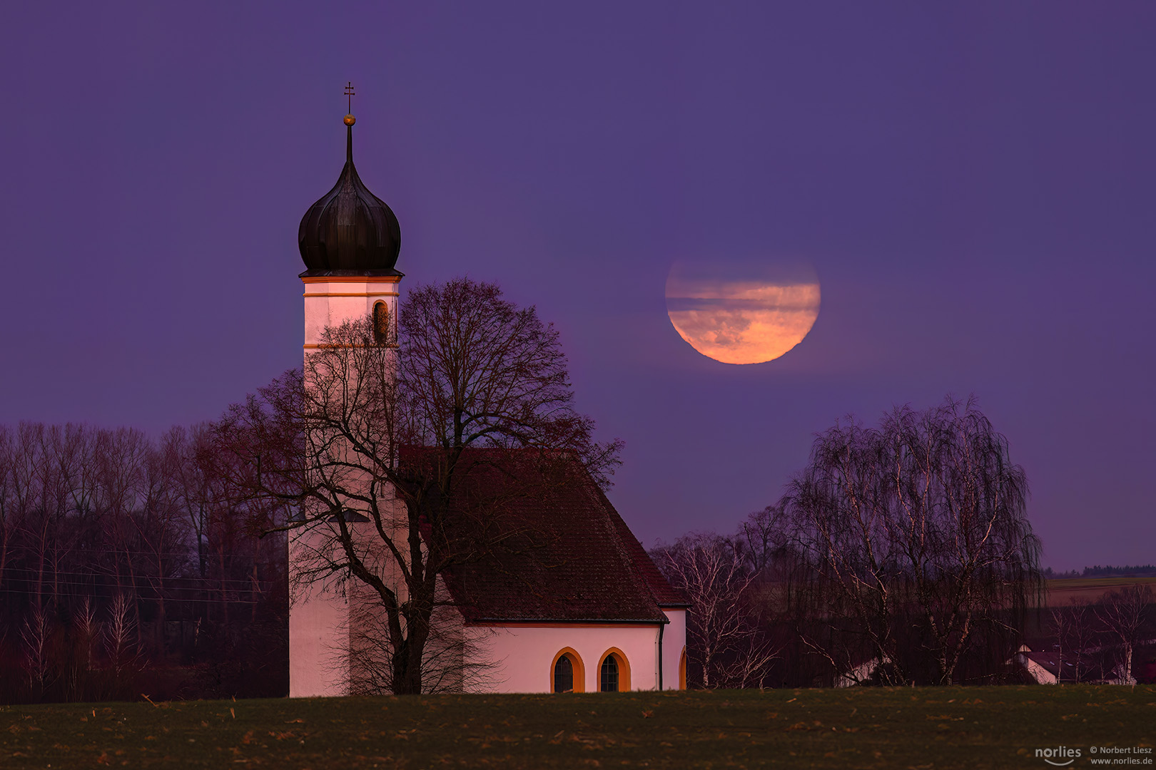 Kapelle mit Vollmond