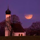 Kapelle mit Vollmond