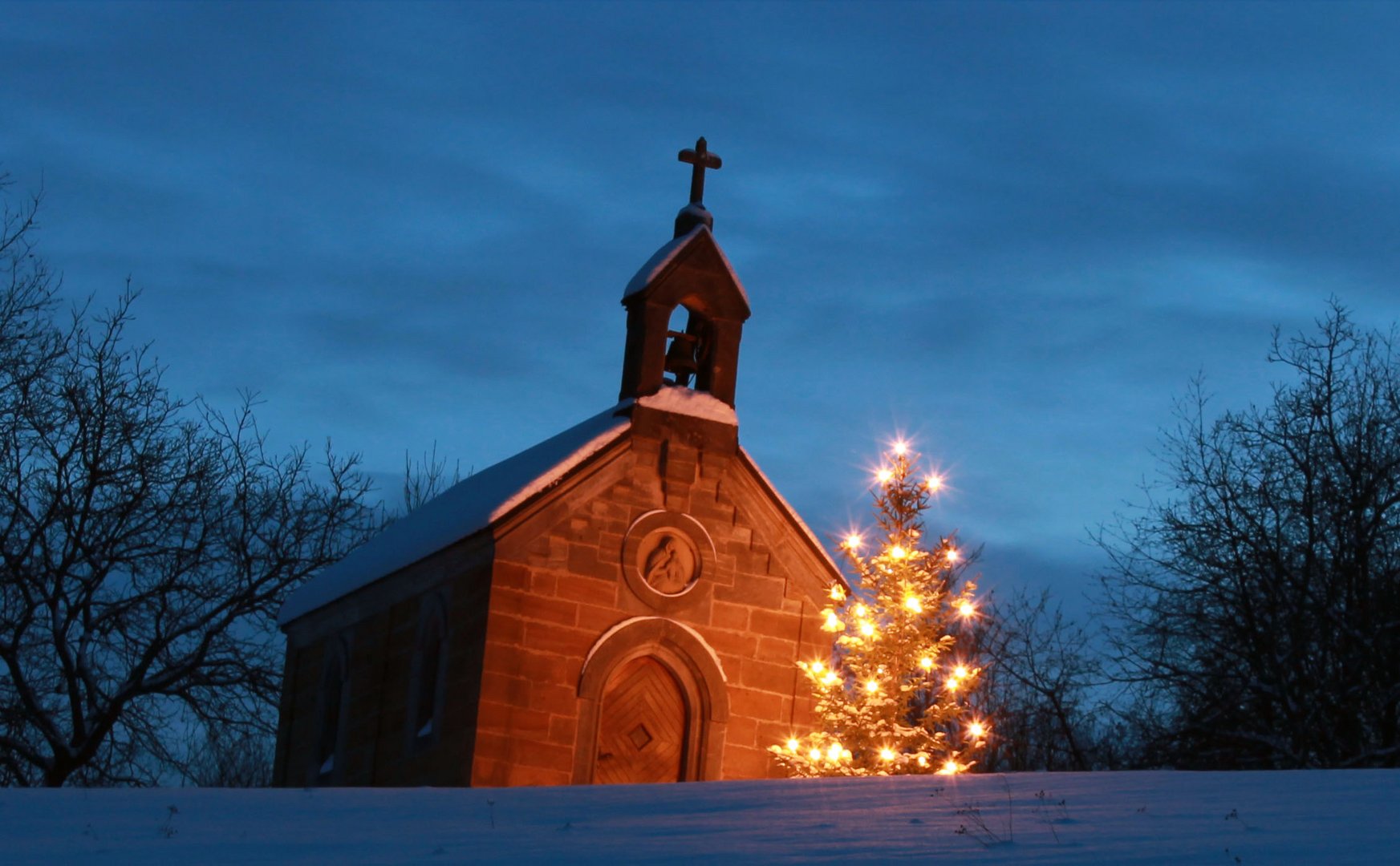 Kapelle mit Weihnachsbaum