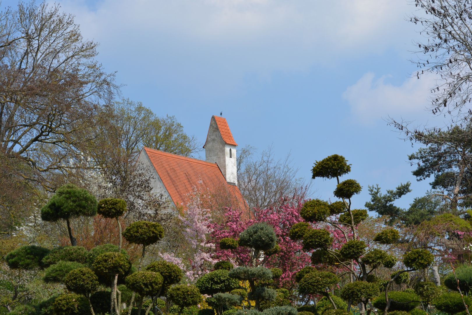 Kapelle mitten im Grün