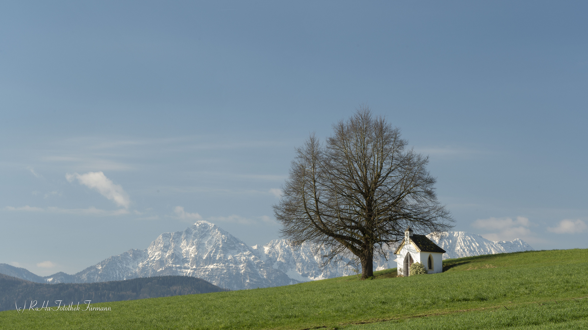 Kapelle St. Anna bei Sillersdorf mit dem Hochstaufen im Hintergrund