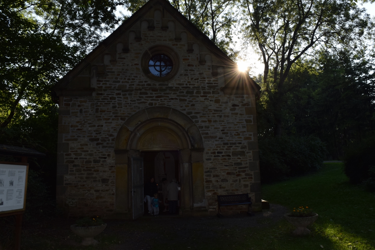 Kapelle und Brunnen Marienborn im Gegenlicht