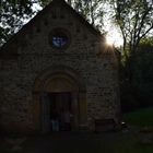 Kapelle und Brunnen Marienborn im Gegenlicht