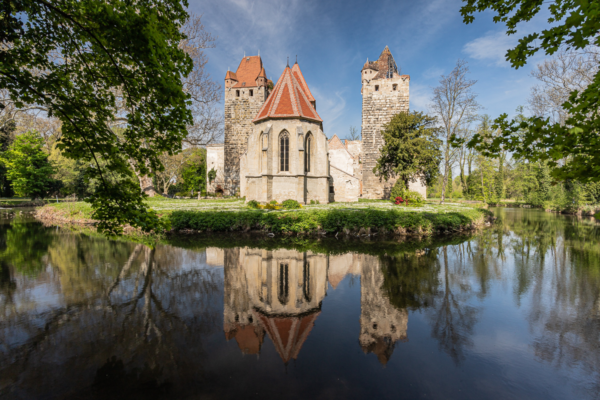 KAPELLE UND ZWEI WEHRTÜRME IM SCHLOSSPARK POTTENDORF NIEDERÖSTERREICH