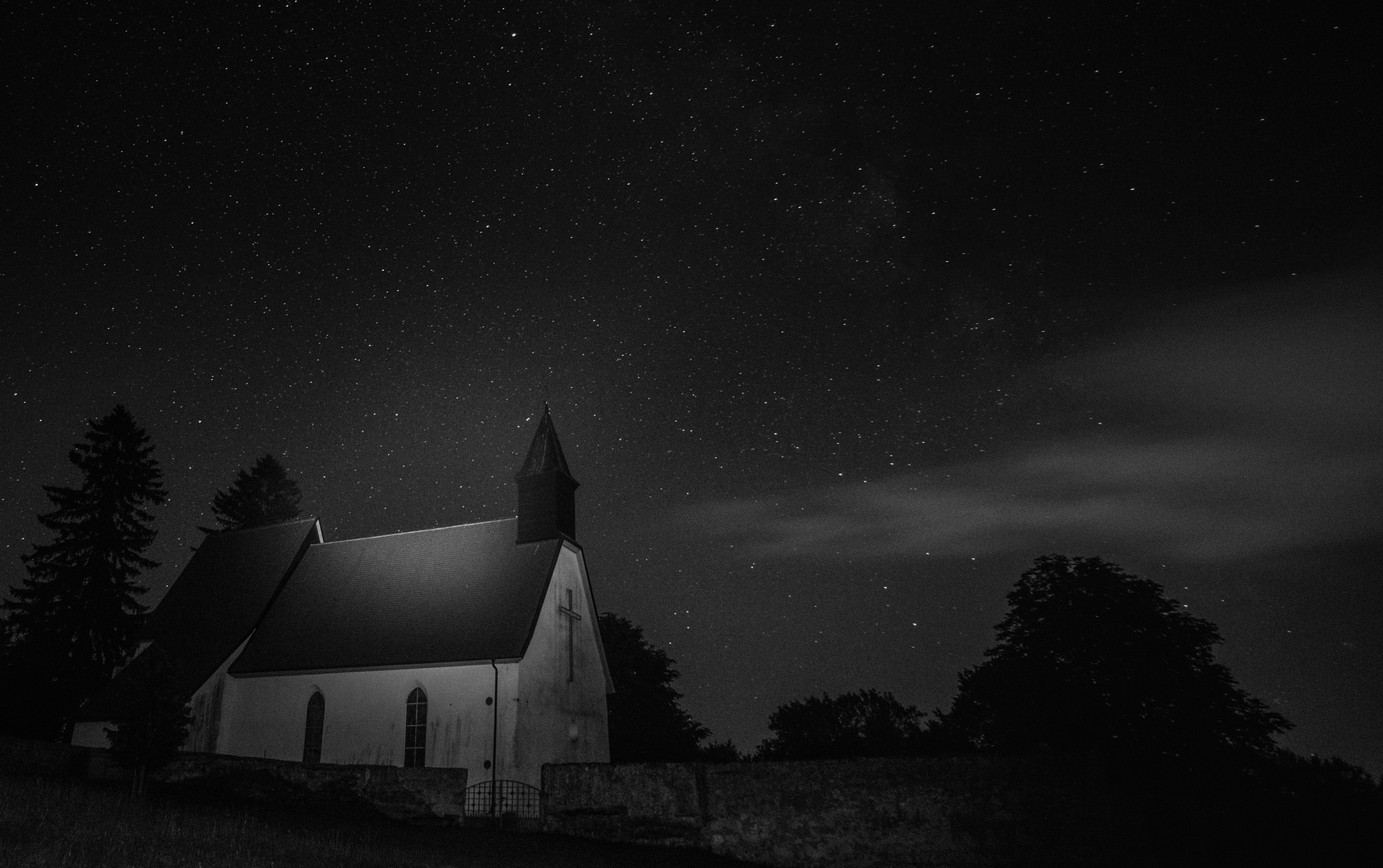 Kapelle unter Nachthimmel