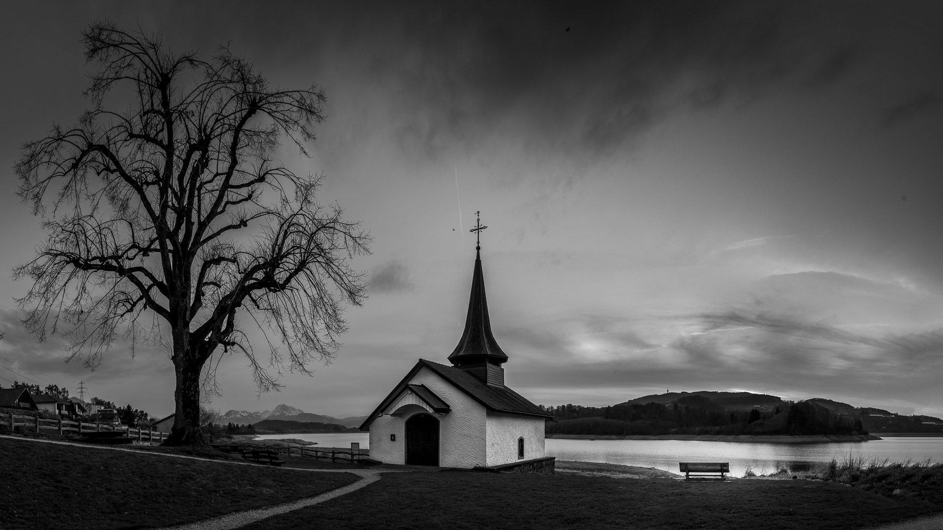 Kapelle von Thusy am Greyerzersee (schwarz-weiss)