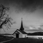 Kapelle von Thusy am Greyerzersee (schwarz-weiss)