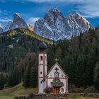 Kapelle vor grandioser Alpenkulisse.