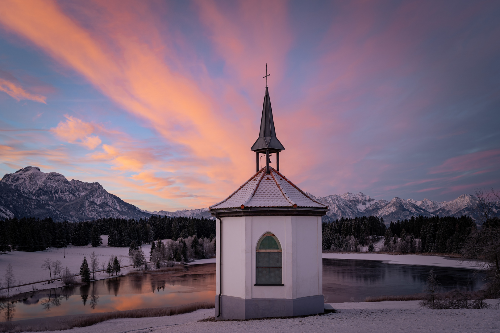 Kapelle vor Traumlandschaft