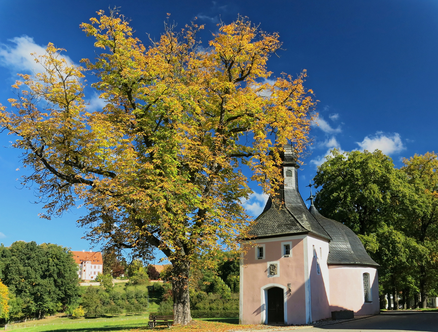 Kapelle Weihersberg  mit Schloss bei Pressath - Nordoberpfalz