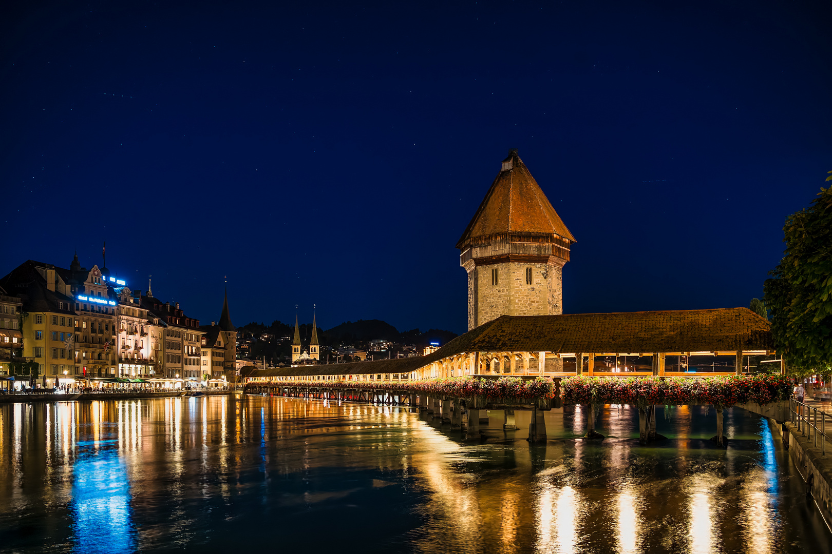 Kapellenbrücke bei Nacht