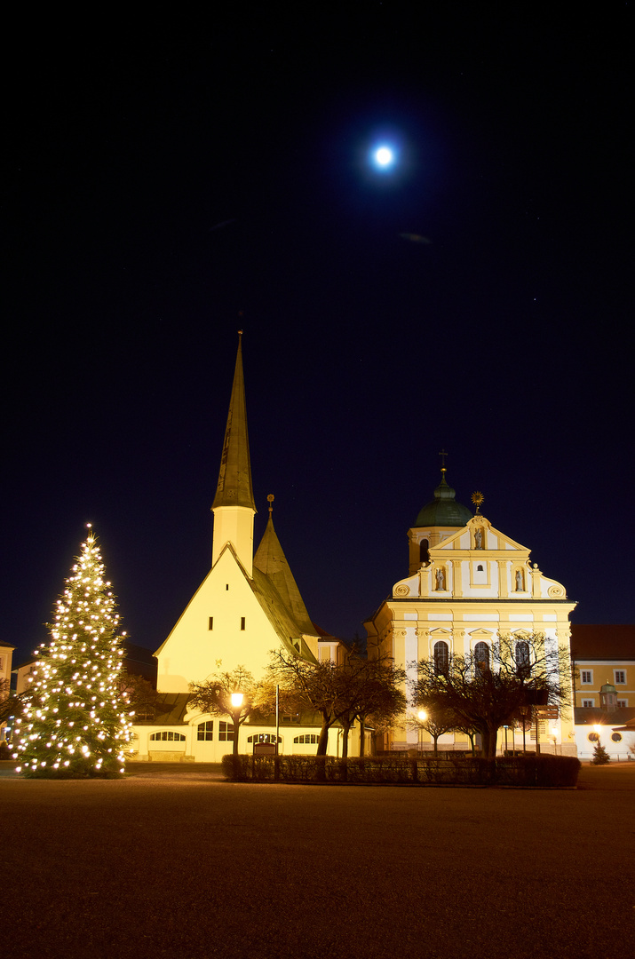 Kapellplatz Altötting bei Nacht