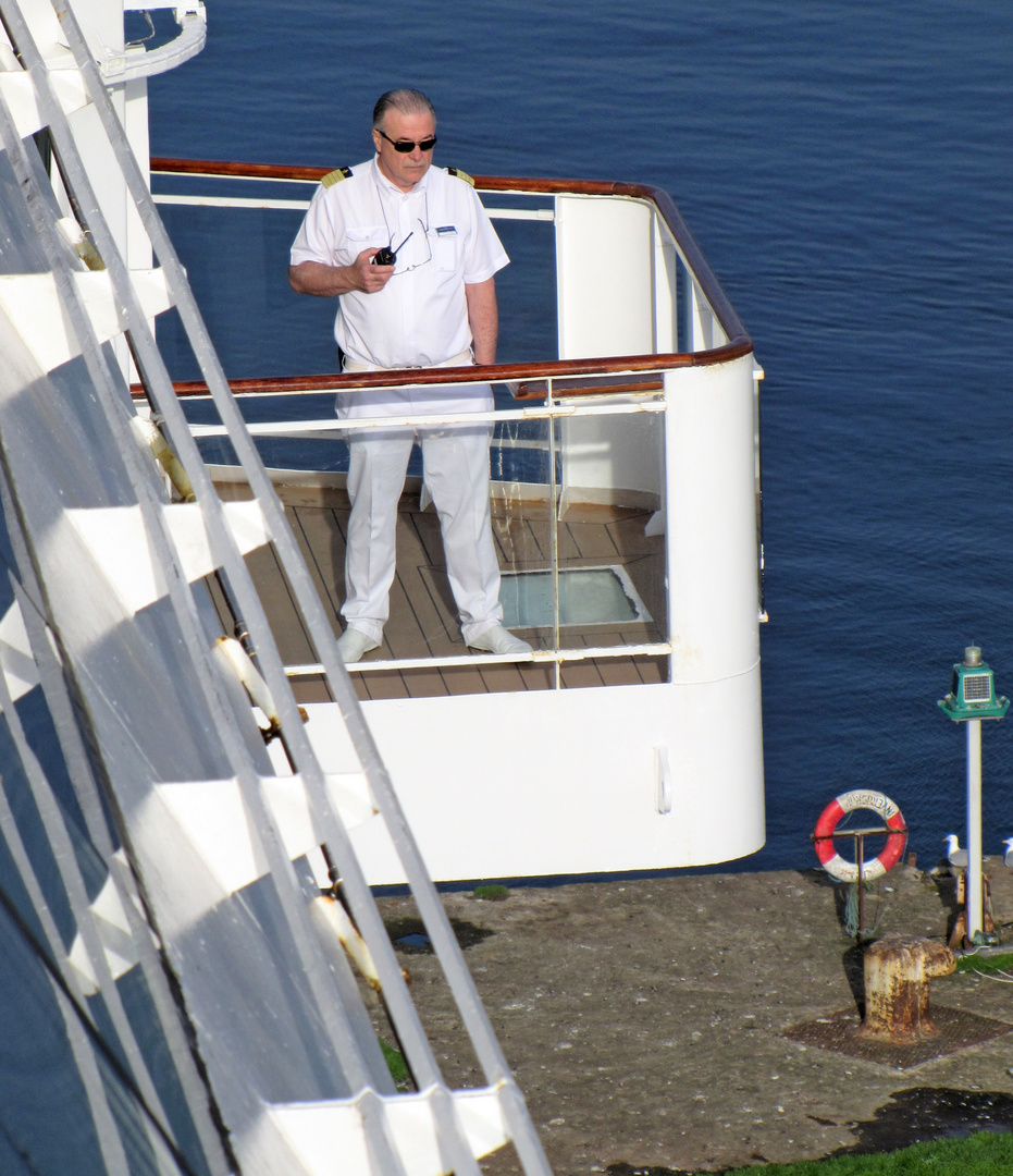 Kapitän Herr Noack auf der Brücke der "Mein Schiff 1"