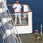 Kapitän Herr Noack auf der Brücke der "Mein Schiff 1"