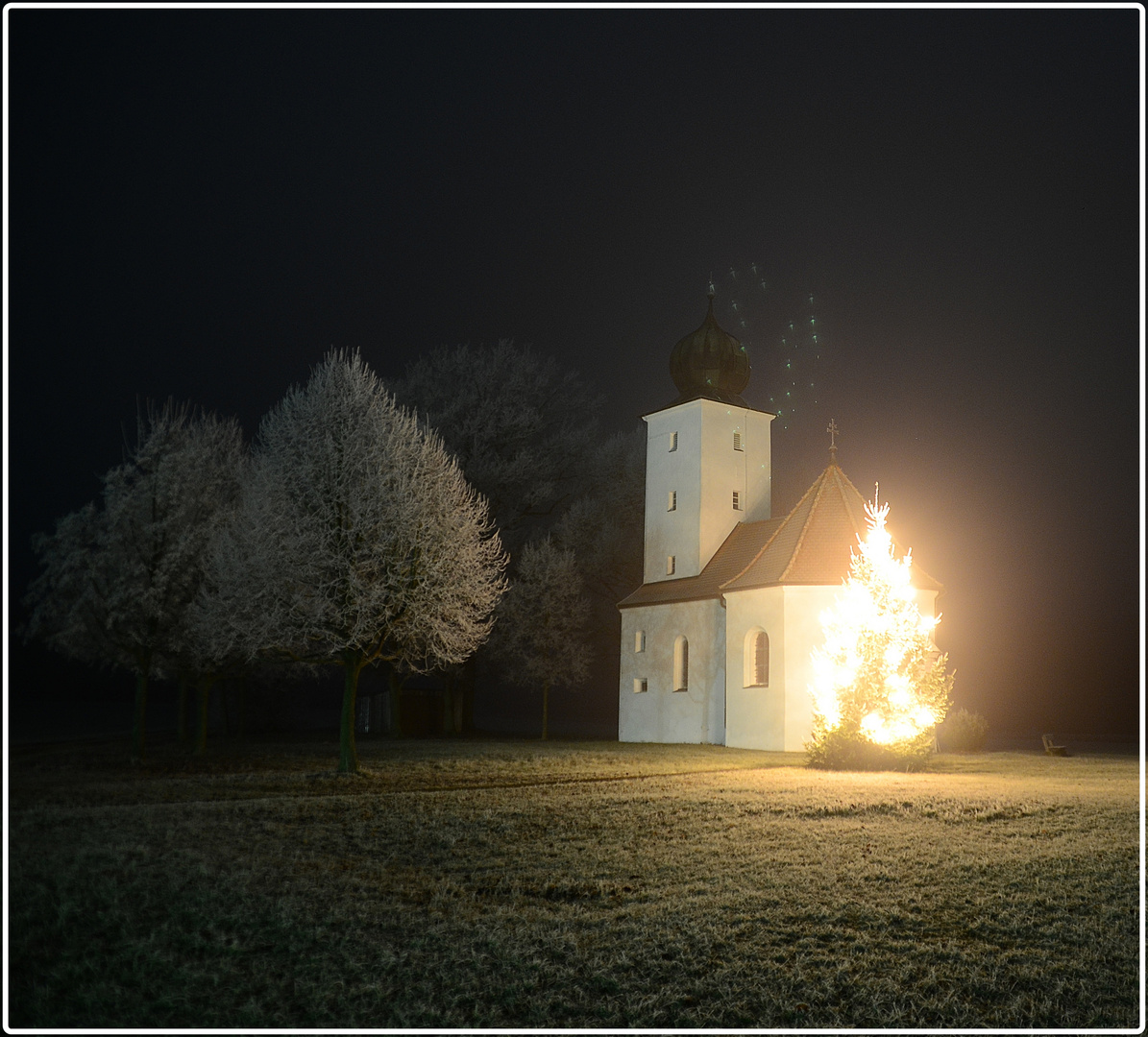 Kappelle und Christbaum