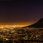 Kapstadt bei Nacht mit Sternspuren