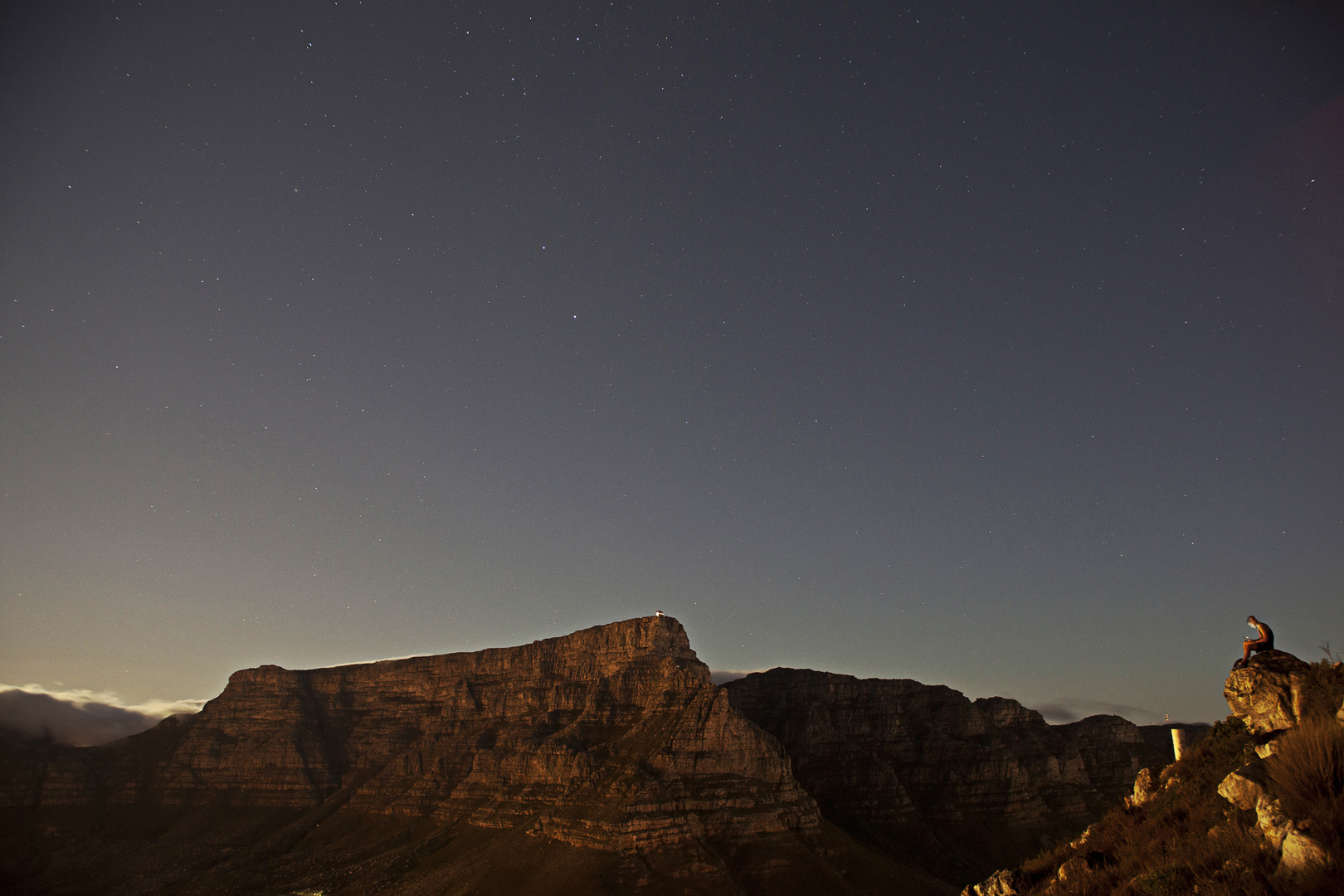 Kapstadt, Sternenklare Nacht über dem Tafelberg