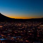 Kapstadt versinkt in die Nacht und der Lion's Head wacht