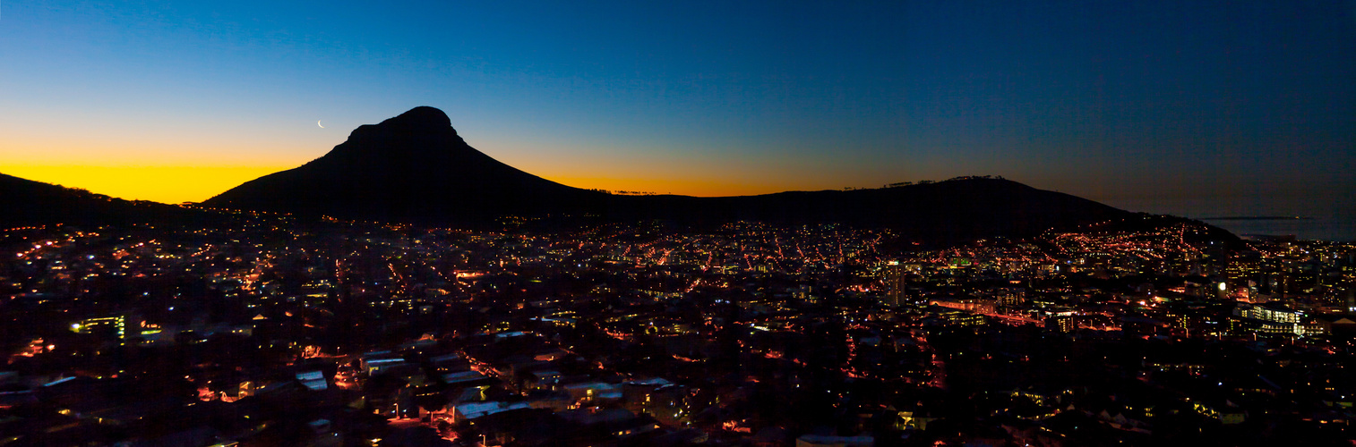 Kapstadt versinkt in die Nacht und der Lion's Head wacht