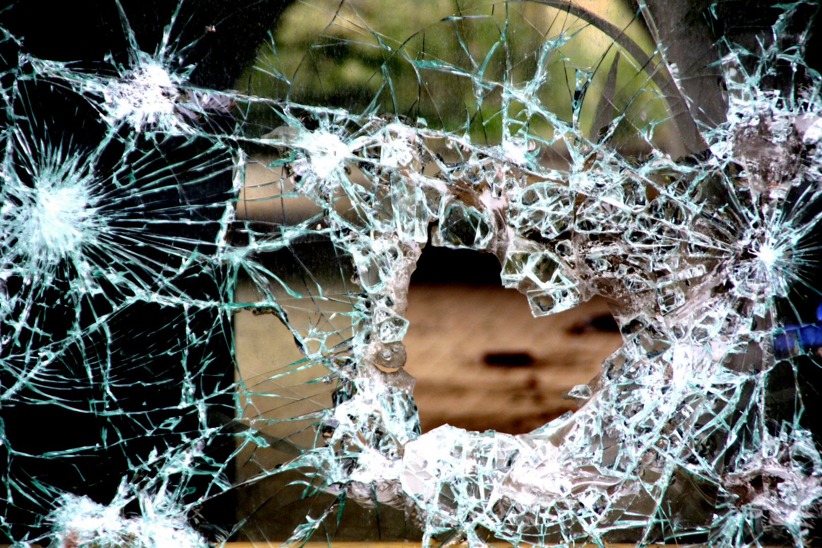 kaputtes Fenster Foto & Bild abstraktes, strukturen