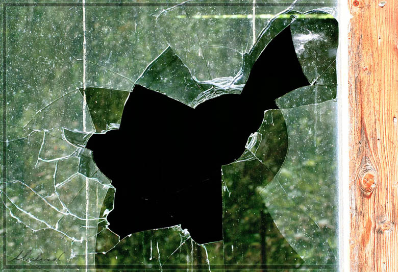 Kaputtes Fenster einer Waldhütte Foto &amp; Bild abstraktes
