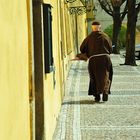 Kapuzinermönch auf dem Weg unter den Laternen