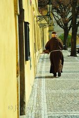 Kapuzinermönch auf dem Weg unter den Laternen