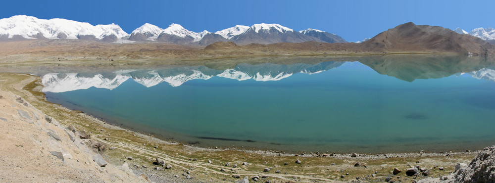 Karakul Lake in front of Pamir Mountains (Khunjerab Pass, China)