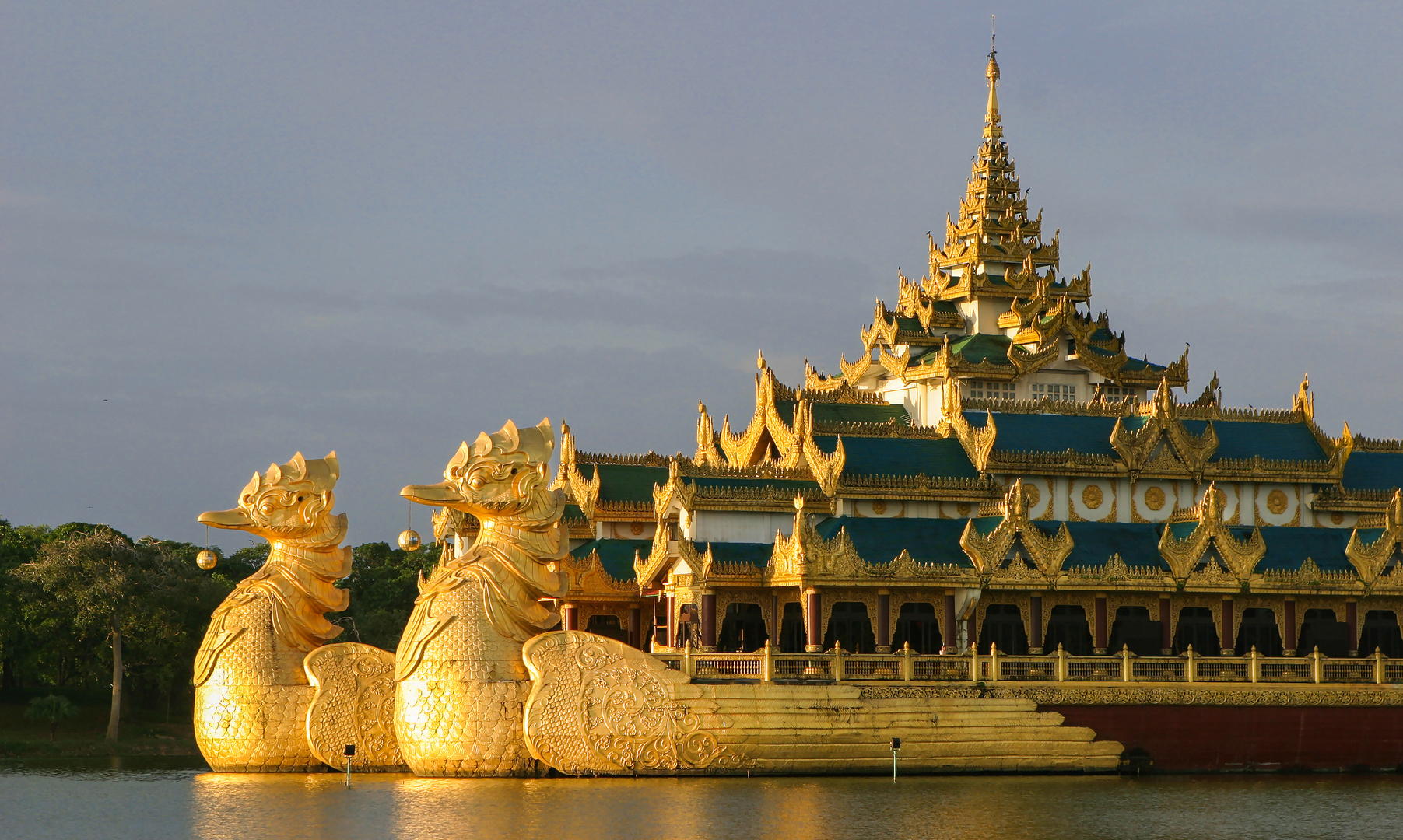 Karaweik Palast in Yangon