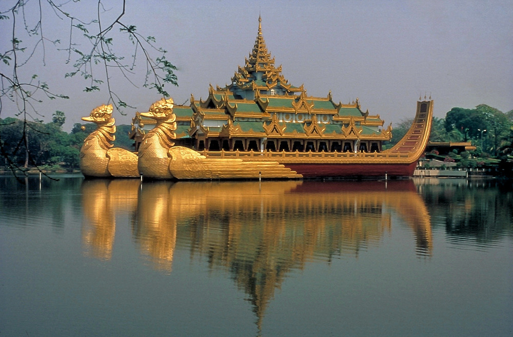 Karaweik-Restaurant im Abendlicht - in Yangon