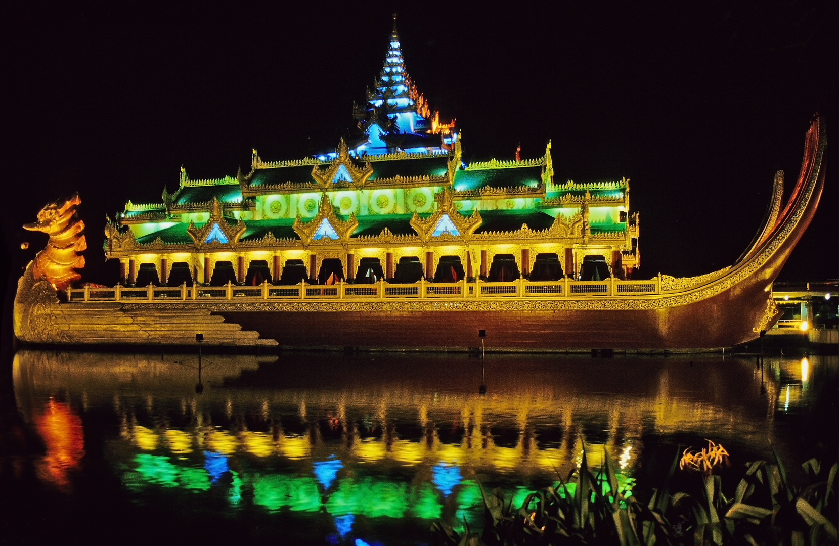 Karaweik Restaurant in einem künstlichen See in Yangon 