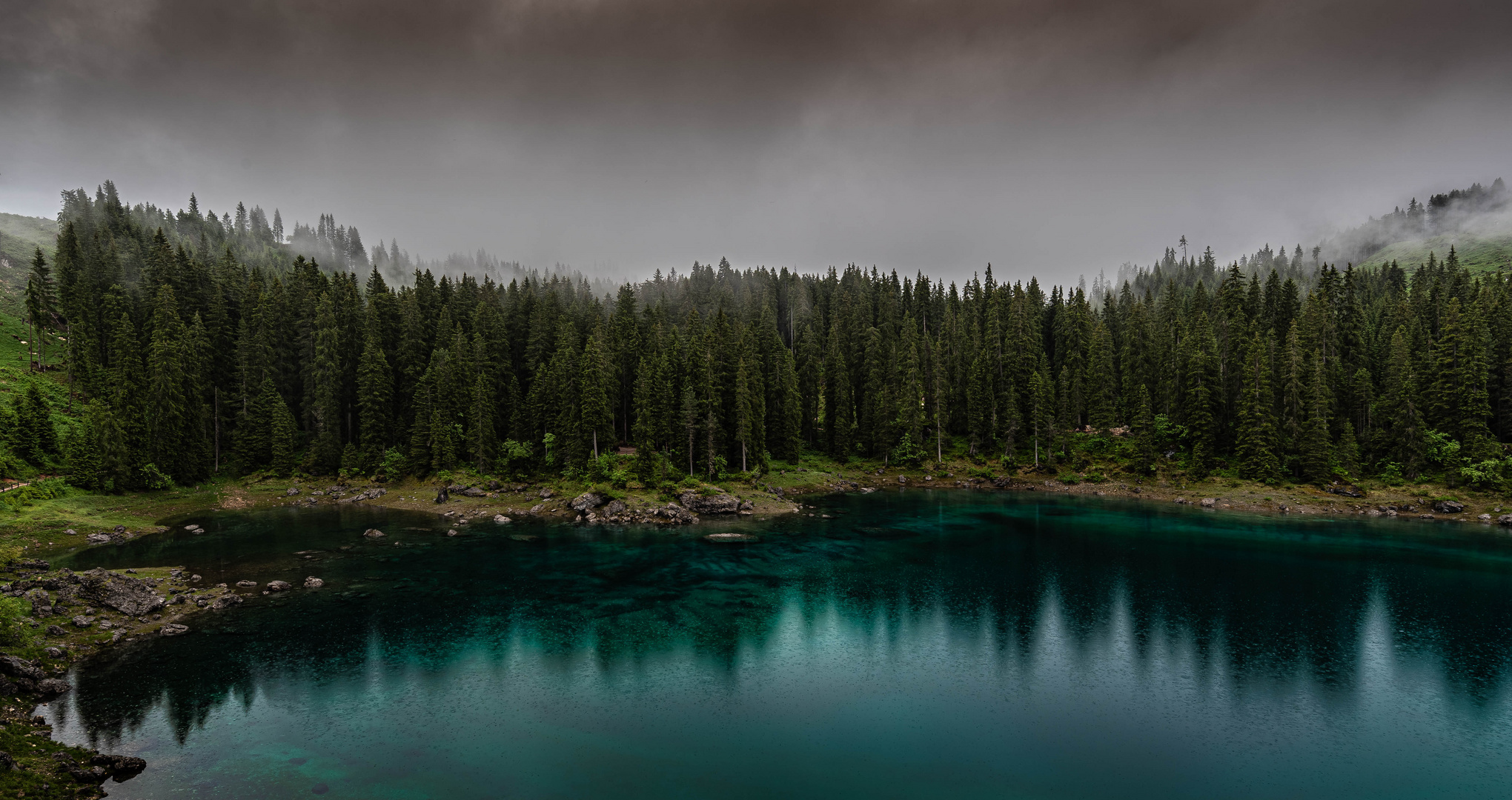 Karersee im Regen