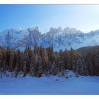 Karersee im Winter mit Latemar im Hintergrund