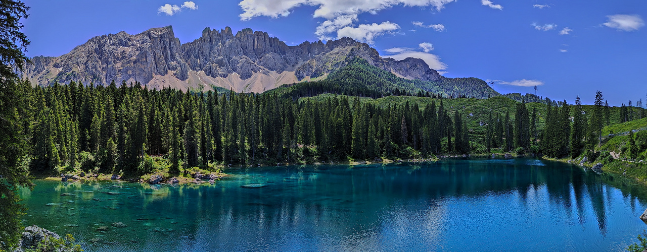 Karersee in Südtirol, Panorama aus 3 Bildern.