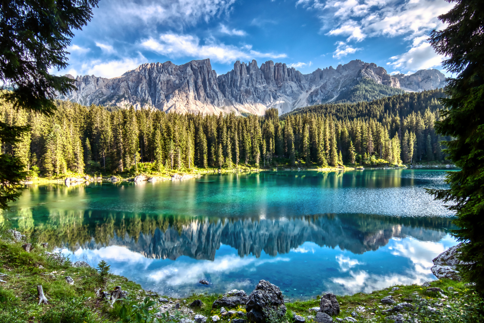 Karersee ( Lago di Carezza ) mit dem Latemar.