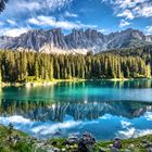 Karersee ( Lago di Carezza ) mit dem Latemar.