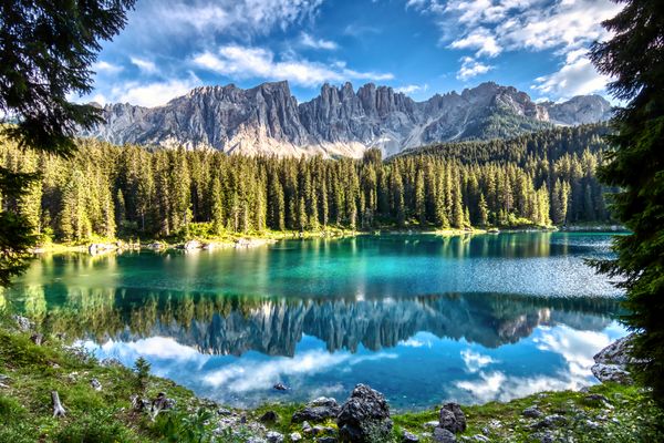 Karersee ( Lago di Carezza ) mit dem Latemar.